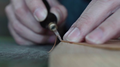 工匠手工制作皮革钱包