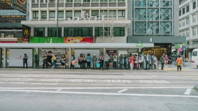 香港街头城市与皇冠人。