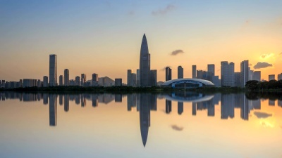 深圳湾公园和后海金融区从黄昏到夜晚/中国深圳。
