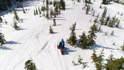 雪地摩托冬人穿越山口的旅行小径