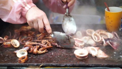 日式多种多样的食物在行动，厨师烹饪鲜切现场视频。鱿鱼，烧烤，金枪鱼刺身，海鲜，烧烤，河豚