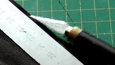 用刀切割皮革