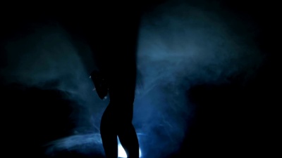 夜总会里跳舞的女人的剪影