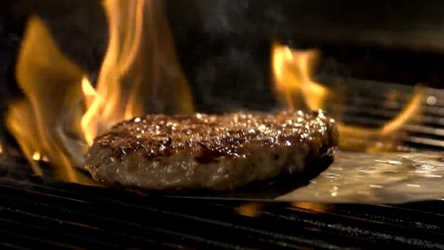 烧烤架上美味的鱼片肉