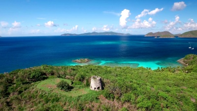 和平山和丹尼斯湾的航空视频，圣约翰，USVI