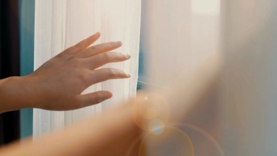 女人的手拉开窗帘