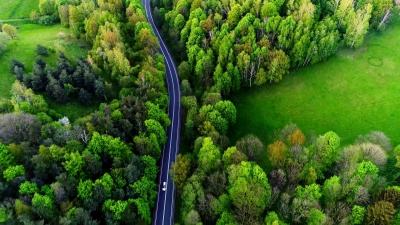 汽车通过高速公路鸟瞰