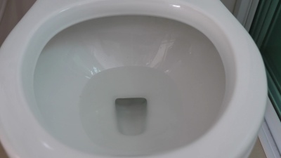 关闭冲水马桶