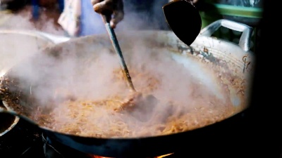 煮泰式面条，面条在平底锅上炒(泰式馅饼)