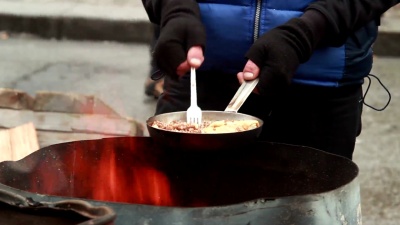 没有人在街上做饭，炒锅，冬天