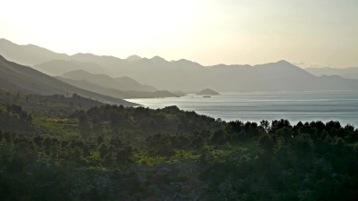 日落时的山水