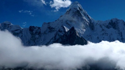 云在阿玛达布拉姆山上的移动