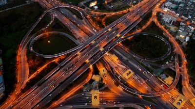夜间高速公路上的交通鸟瞰。