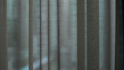 黄昏时分窗帘的特写镜头