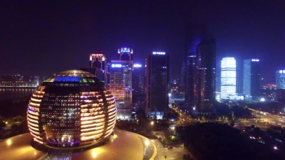 杭州钱塘江附近的现代商业建筑，夜间 