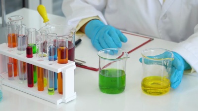   科学家在实验室的烧杯中分析和混合液体。
