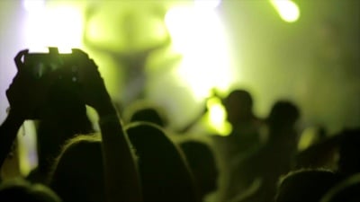 摇滚音乐会或DJ派对慢动作中人群聚会的镜头