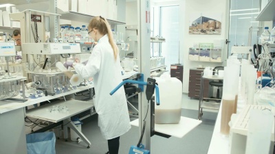 在制药实验室工作的科学家进行实验