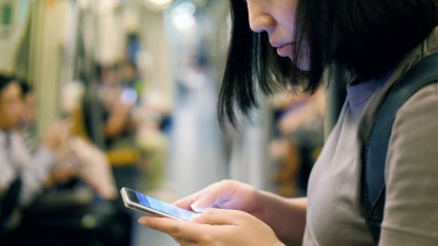 地铁里的女人用手机