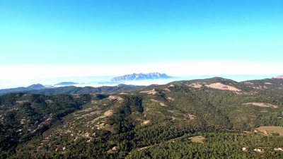 飞往蒙特塞拉特。拉莫拉山。