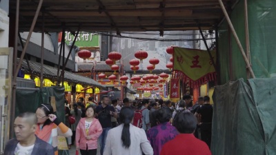 走在北京王府井大街上的人们