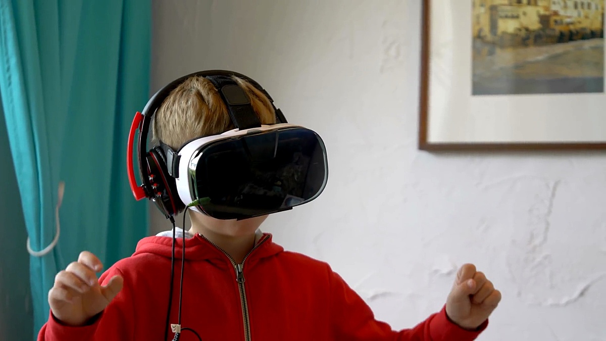 男孩在 中探索虚拟现实和玩游戏的视频