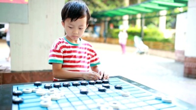 亚洲儿童玩中国象棋