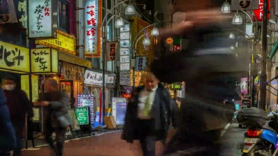  延时摄影-人群醒来后在新桥车站附近的小巷购物-日本东京