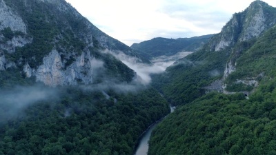 黎明前的塔拉河峡谷鸟瞰