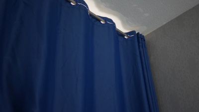 手术室里的医院窗帘拉开了
