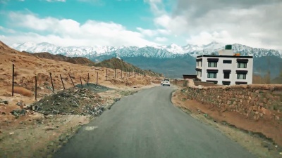 印度莱拉达克山区背景的乡村道路