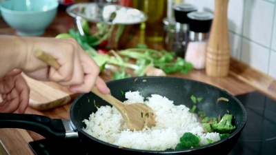 为纳斯戈伦准备蔬菜和鸡肉