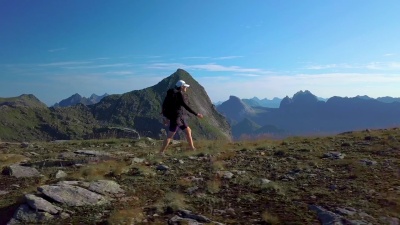 一个背着背包的女孩在山里旅行