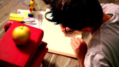 男孩做作业