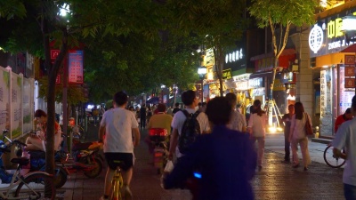 夜晚照亮武汉市著名步行街拥挤全景 中国