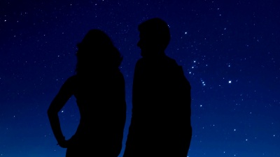 相爱的情侣影子拥抱，看着夜空中的星星，浪漫的约会