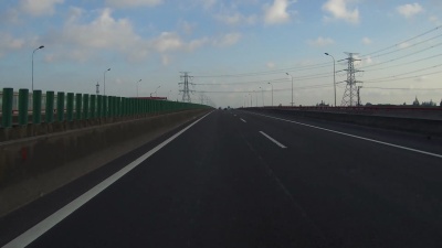 实时汽车在高速公路上行驶，上海，中国
