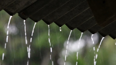 放大掉落在屋顶上的大雨