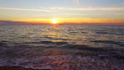 日落时海浪拍打着海岸