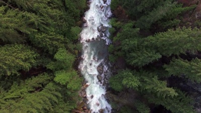 林河激流令人惊叹的空中架空