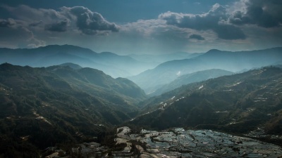 中国山上和水稻梯田上的光线景观