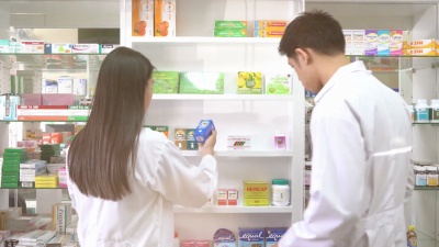 药剂师检查产品