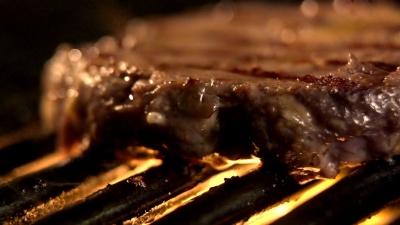 烧烤架上美味的鱼片肉