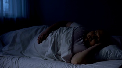 肥胖男性晚上在床上翻来覆去，睡眠障碍，失眠，呼吸暂停