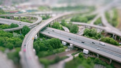 具有交通移动和倾斜移位效应的复杂高速公路道路交叉口的鸟瞰