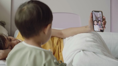 年轻的母亲和生病的男孩用生理盐水做视频聊天