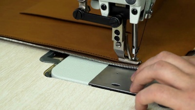 用现代缝纫机缝制皮革制品。