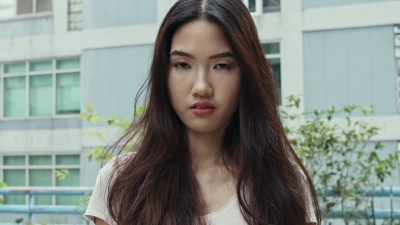 严肃的中国年轻女子的特写镜头