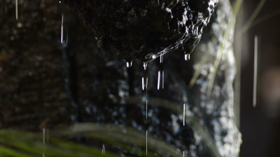 水滑落的钟乳石岩石