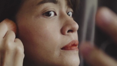 亚洲女性涂化妆粉